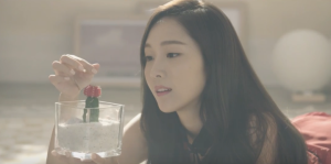 Jessica est toujours aussi belle dans un clip de "Love Me The Same"