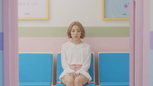 [Mise à jour] Baek Ah Yeon sort une nouvelle vidéo d'accroche pour son retour avec "So So"