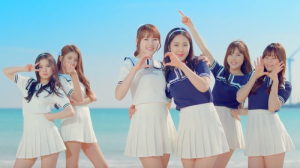 GFRIEND va à la plage dans le "Wave" MV pour American Tourister