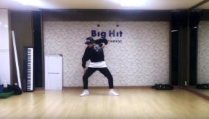 BTS J-Hope parle couramment l'eau dans une pratique de danse pour un concert