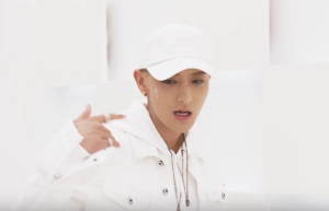 Tao montre son style AB dans le teaser MV pour "Black White"