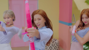 LABOUM pointe vers ton cœur dans le MV de "Shooting Love"