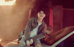 SUGA de BTS est "infire" dans le MV de "Give It To Me"