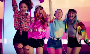 BLACKPINK fait ses débuts avec les MV de "BOOMBAYAH" et "Whistle"