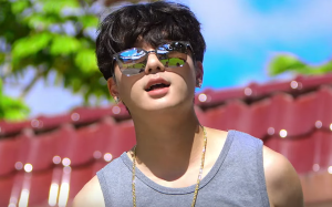 Basick profite de l'été dans son clip "Nice" feat. G2 et Hwasa