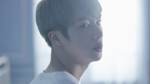 Jin de BTS étoiles dans le nouveau court métrage pour "WINGS"