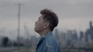 Crush montre sa voix douce dans le MV de "Fall"