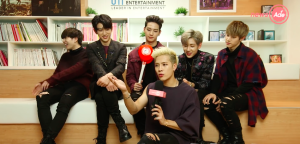 Jackson de GOT7 examine son corps comme s'il regardait un film