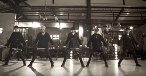 KNK exprime combien il a besoin de vous dans le nouveau clip "U"