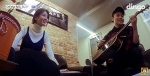 Suzy et Sam Kim interprètent une version acoustique de "Yes No Maybe"