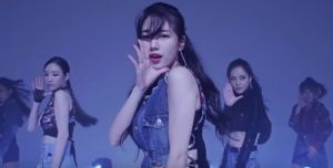 Suzy montre une danse séduisante dans la version dance de "Yes No Maybe"