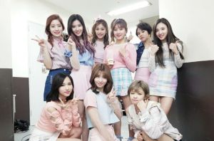 TWICE dévoile le logo officiel de son fanclub, UNE FOIS