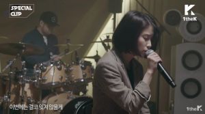 IU réalise une interprétation émouvante de "Dear Name" avec un groupe live