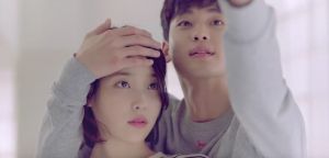 IU et Kim Soo Hyun ont l'air romantique dans l'aperçu vidéo de "Ending Scene"