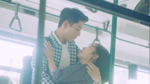 Le MV de "Maybe Love" par gugudan raconte une histoire d'amour mettant en vedette l'acteur Ji Soo