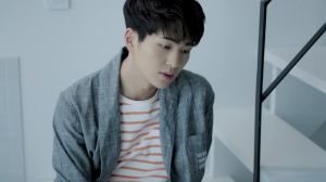 Onew de SHINee et Rocoberry font fondre les coeurs avec leur MV silencieux pour "Lullaby"