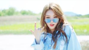 Kim Chungha impressionne même dans le MV "dans les coulisses" de "Why Do not You Know"