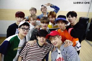 Wanna One demande aux fans des idées pour le nom de leur fan club