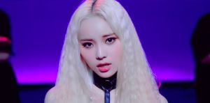 LOONA présente le membre JinSoul à travers le clip "Singing In The Rain"