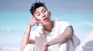 Jay Park donne une vue proche de la danse de "YACHT (k)" avec Sik-K dans un nouveau clip