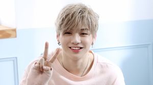 [Mise à jour] Kang Daniel de Wanna One ne peut pas décider quoi utiliser dans la nouvelle vidéo teaser de "Wanna One Go"