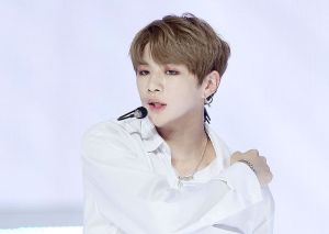 Kang Daniel de Wanna One se blesse le doigt. L'agence répond