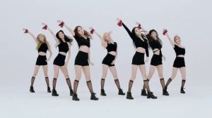 SONAMOO publie MV pour "Friday Night", le premier single de son projet de trois mois