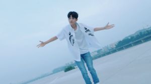 Samuel Kim impressionne avec la version de présentation de son MV pour "Sixteen"