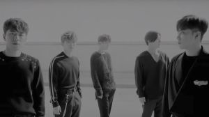 SECHSKIES revient avec un double clip pour les chansons "Smile" et "Something Special"