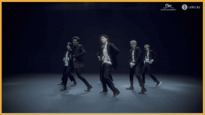 [Mise à jour] Super Junior dévoile une nouvelle vidéo d'accroche pour "Black Suit"