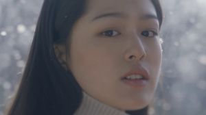 Cherry B fait ses débuts avec le MV de "Her", avec des paroles écrites par IU