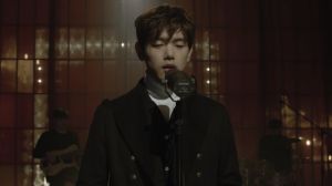 Eric Nam dit "Hold Me" dans un nouveau MV avec groupe live