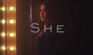 Uhm Jung Hwa regarde tendrement dans son passé dans son nouveau clip "She"