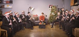 Eric Nam joue "Jingle Bells" avec un groupe de clarinettistes handicapés