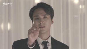 Son Dongwoon de Highlight impressionne avec sa voix puissante dans le MV pour la comédie musicale "Sandglass"