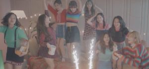 [Mise à jour] TWICE partage une vidéo intitulée "Film caché" des filles profitant d'une fête de Noël pour leur retour