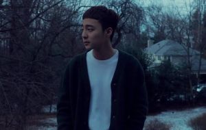 Roy Kim chante à propos d'une pause dans le MV de "Only Then"