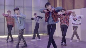 GOT7 interprète un medley de ses chansons principales, incluant sa prochaine chanson, "Look"