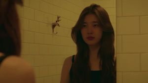 Suzy chante "Midnight" dans le MV de sa collaboration avec la pianiste Yiruma