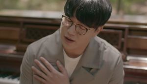 Sung Si Kyung réfléchit à la signification de l'amour dans le clip "Eternally"