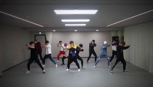 Wanna One montre ses mouvements puissants et synchronisés dans la vidéo de la pratique de la danse pour "Boomerang"