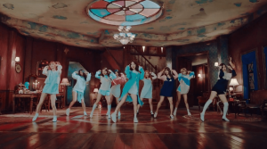 "TT" de TWICE devient le premier MV d'un groupe de femmes K-Pop à atteindre 350 millions de vues