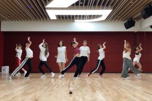 TWICE demande aux fans de danser la chorégraphie de "Dance The Night Away" dans une vidéo enregistrée dans le nouveau bâtiment JYP