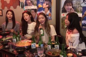 Chungha fait une synchro labiale de "Love U" dans une présentation joyeuse avec de l'alcool avec Nayoung de PRISTIN, Jung Chaeyeon et Huihyeon de DIA