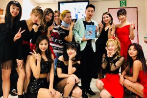 Seungri de BIGBANG pose dans les coulisses avec de jeunes artistes