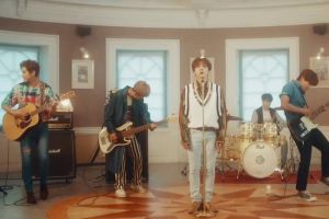 FTISLAND chante "Summer Night's Dream" sur son MV