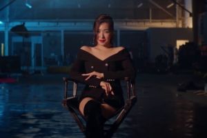 Tiffany chante "Over My Skin" sur le retour en solo attendu du MV