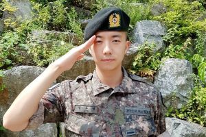 14h félicite Wooyoung pour sa formation militaire de base en tant que commandant de compagnie