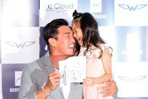 Choo Sarang montre combien il a grandi dans un événement avec son père