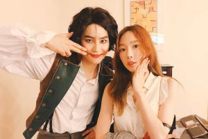 Taeyeon of Girls 'Generation et les acteurs de "Student A" montrent leur soutien à Suho by EXO dans leur comédie musicale